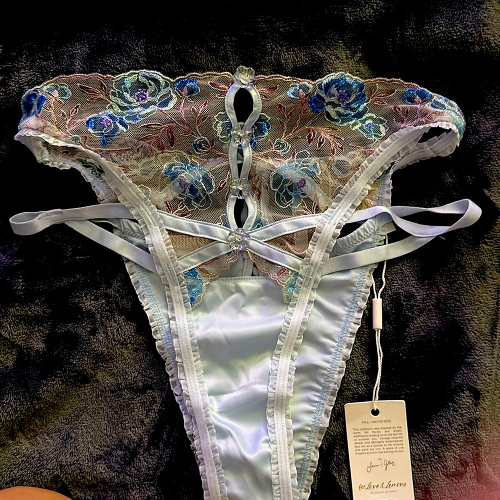 For love of lemons, high thong with button up flowers